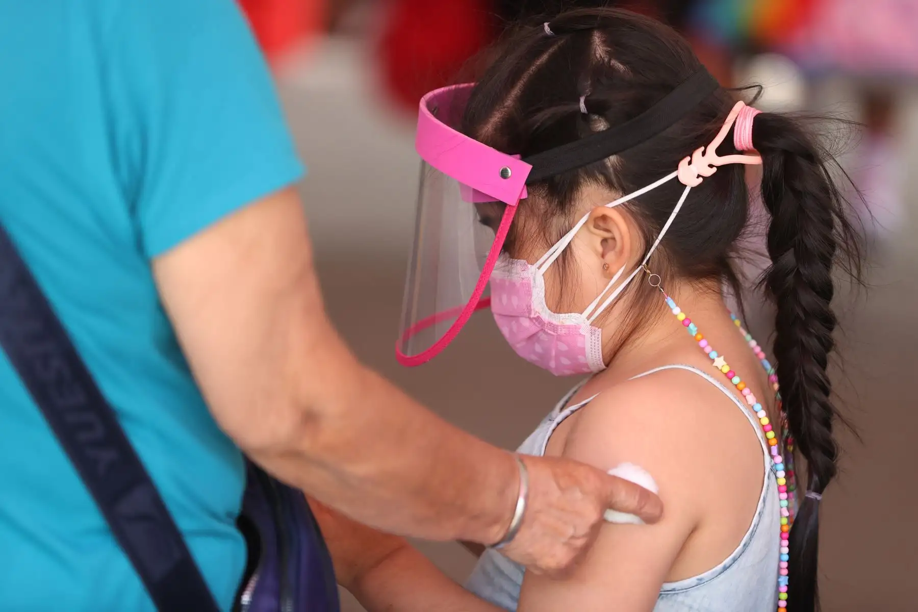 Continúa la vacunación contra la covid-19 a niños entre 5 y 11 años en el vacunatorio del Campo de Marte. Los niños van acompañados de sus padres y  pueden disfrutar de un show infantil mientras esperan el turno de vacunación y de esta manera sentirse más relajados. Foto: ANDINA/ Jhonel Rodríguez