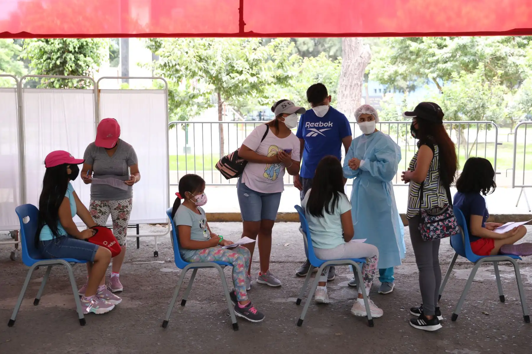 Continúa la vacunación contra la covid-19 a niños entre 5 y 11 años en el vacunatorio del Campo de Marte. Los niños van acompañados de sus padres y  pueden disfrutar de un show infantil mientras esperan el turno de vacunación y de esta manera sentirse más relajados. Foto: ANDINA/ Jhonel Rodríguez