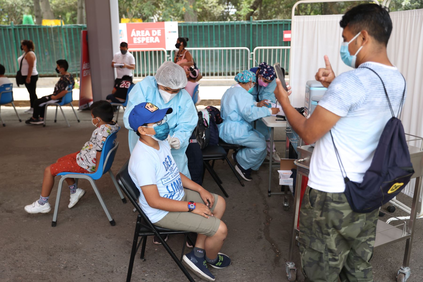 Un total de 49 colegios, 9 hospitales y espacios diferenciados en los 76 centros de vacunación que vienen funcionando a la fecha en Lima y Callao, reciben, desde lunes 24 de enero, a los niños de 5 a 11 años con comorbilidades, y a los menores de 10 a 11 años sin comorbilidades, para que sean inmunizados contra el covid-19. Foto: ANDINA/ Jhonel Rodríguez