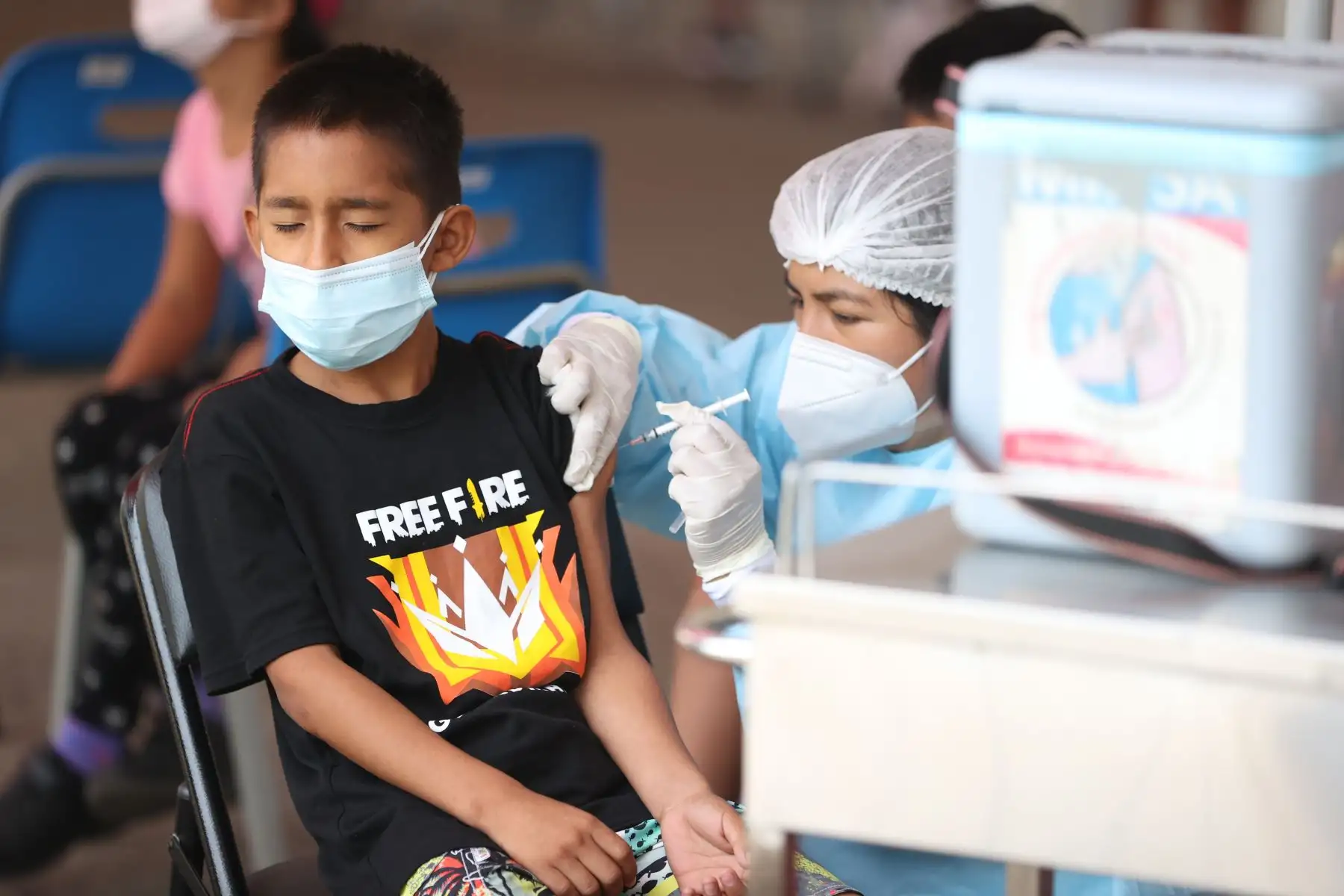 Un total de 49 colegios, 9 hospitales y espacios diferenciados en los 76 centros de vacunación que vienen funcionando a la fecha en Lima y Callao, reciben, desde lunes 24 de enero, a los niños de 5 a 11 años con comorbilidades, y a los menores de 10 a 11 años sin comorbilidades, para que sean inmunizados contra el covid-19. Foto: ANDINA/ Jhonel Rodríguez