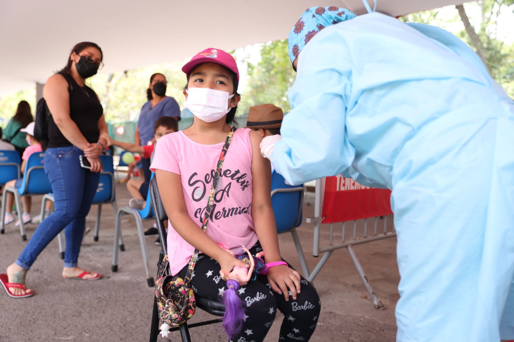 Un total de 49 colegios, 9 hospitales y espacios diferenciados en los 76 centros de vacunación que vienen funcionando a la fecha en Lima y Callao, reciben, desde lunes 24 de enero, a los niños de 5 a 11 años con comorbilidades, y a los menores de 10 a 11 años sin comorbilidades, para que sean inmunizados contra el covid-19. Foto: ANDINA/ Jhonel Rodríguez