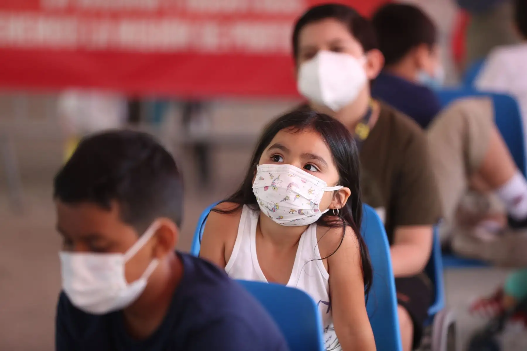 Un total de 49 colegios, 9 hospitales y espacios diferenciados en los 76 centros de vacunación que vienen funcionando a la fecha en Lima y Callao, reciben, desde lunes 24 de enero, a los niños de 5 a 11 años con comorbilidades, y a los menores de 10 a 11 años sin comorbilidades, para que sean inmunizados contra el covid-19. Foto: ANDINA/ Jhonel Rodríguez