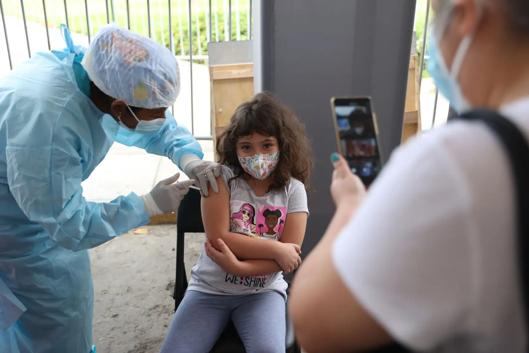 La vacunación se desarrolla de forma estratificada, iniciando con niños y niñas de 5 a 11 años que presentan factores de comorbilidad e inmunosupresión y con aquellos que tienen 10 y 11 años. Posteriormente, será el turno de los menores de 9 años para finalmente convocar a los de 5 a 8 años. Foto: ANDINA/ Jhonel Rodríguez
