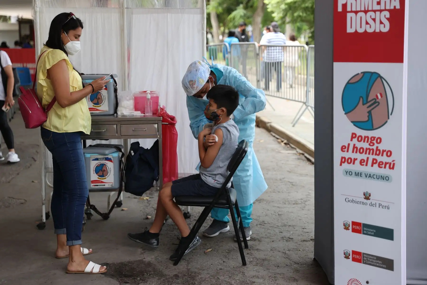 La vacunación se desarrolla de forma estratificada, iniciando con niños y niñas de 5 a 11 años que presentan factores de comorbilidad e inmunosupresión y con aquellos que tienen 10 y 11 años. Posteriormente, será el turno de los menores de 9 años para finalmente convocar a los de 5 a 8 años. Foto: ANDINA/ Jhonel Rodríguez