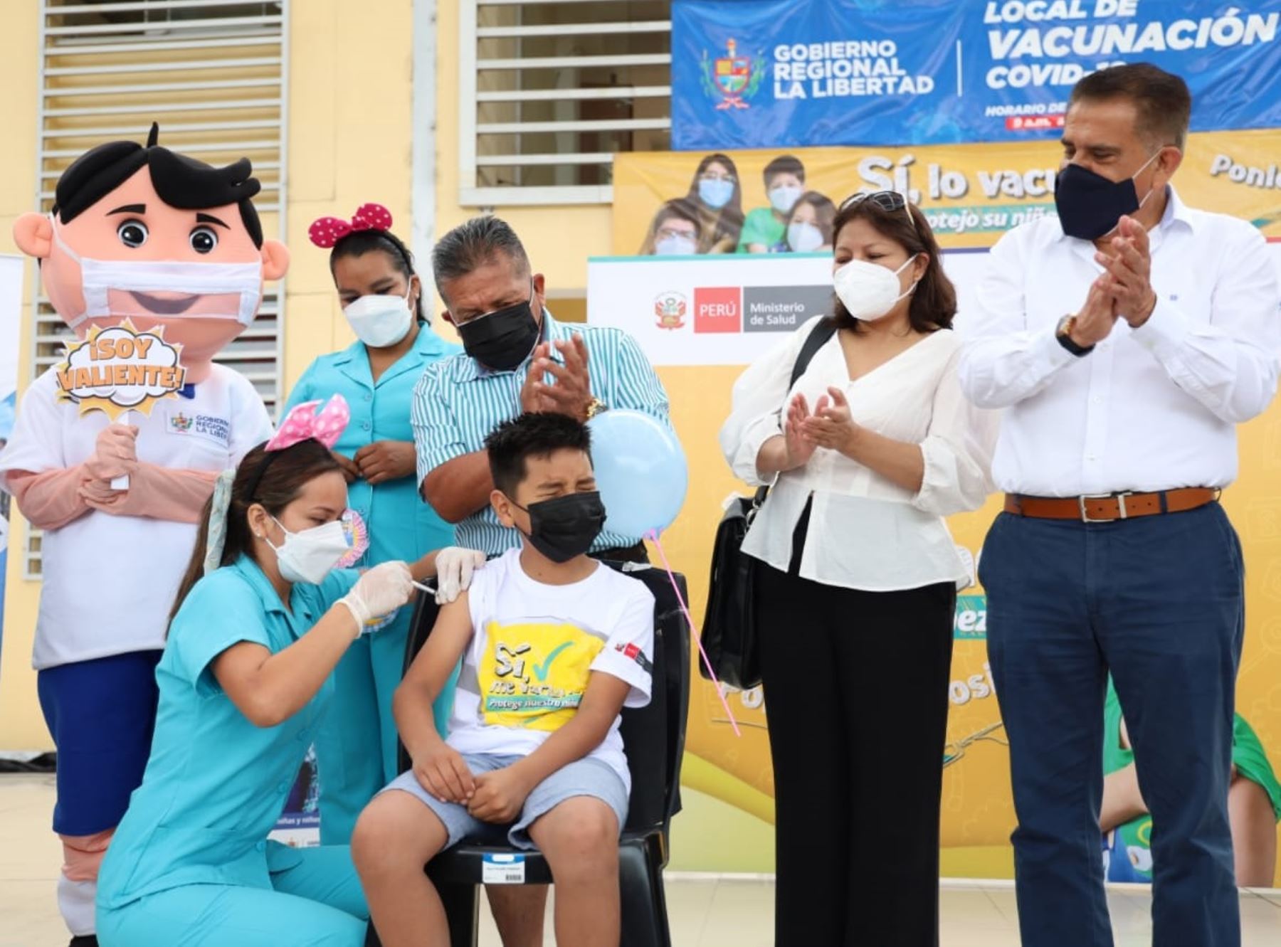 Niño trujillano de 10 años de edad se convirtió en el primer vacunado contra el covid-19 en la región La Libertad. Foto: ANDINA/difusión.