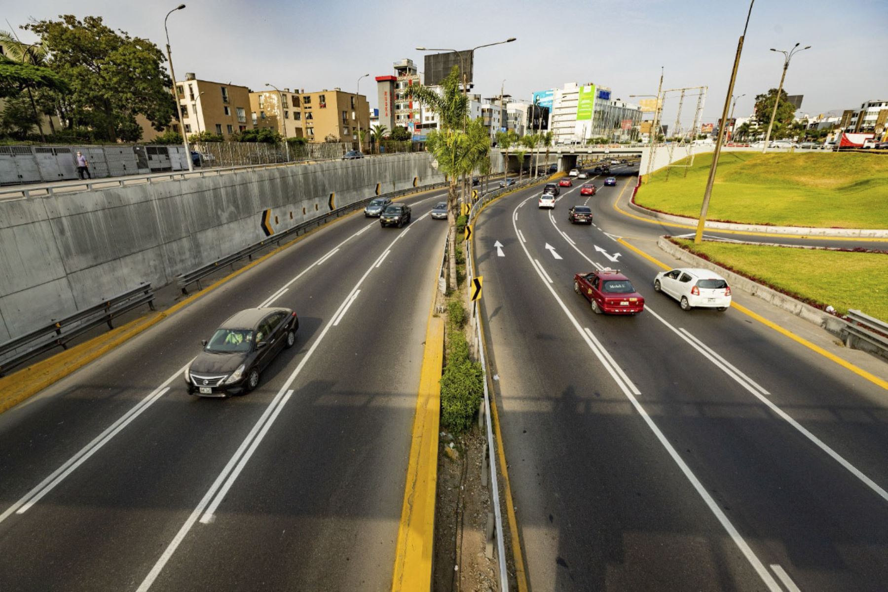 La Municipalidad de Lima, finalizó el pintado de la señalización horizontal a lo largo de 9.72 km de la av. Javier Prado. Foto: ANDINA/Difusión
