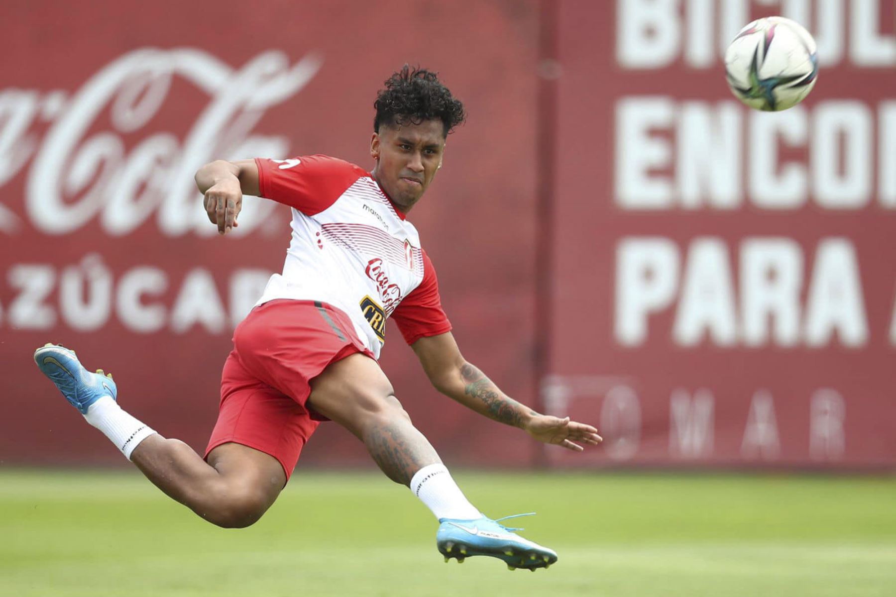 Renato Tapia define el balón en su último entrenamiento en la Videna antes de partir con destino a Barranquilla para el duelo ante la Selección Nacional de Colombia. Foto: FPF