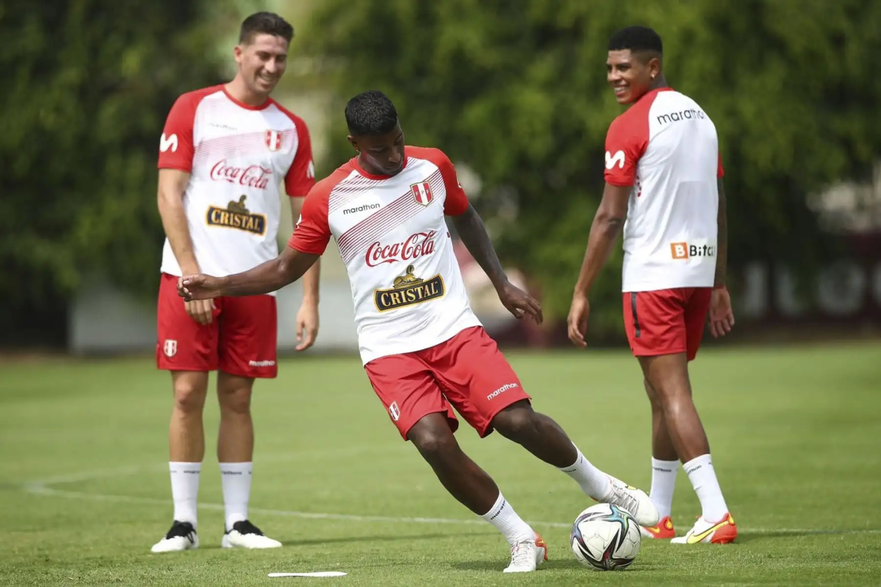 El conjunto titular está conformado por Pedro Gallese, Aldo Corzo, Carlos Zambrano, Alexander Callens, Nilson Loyola, Renato Tapia, Yoshimar Yotún, Sergio Peña, André Carrillo, Christian Cueva y Gianluca Lapadula. Foto: FPF