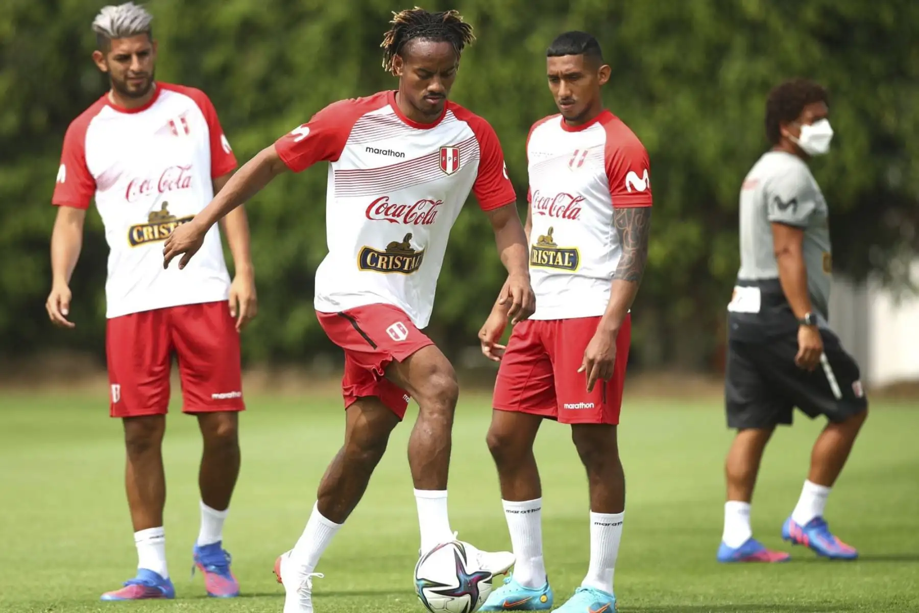 El conjunto titular está conformado por Pedro Gallese, Aldo Corzo, Carlos Zambrano, Alexander Callens, Nilson Loyola, Renato Tapia, Yoshimar Yotún, Sergio Peña, André Carrillo, Christian Cueva y Gianluca Lapadula. Foto: FPF