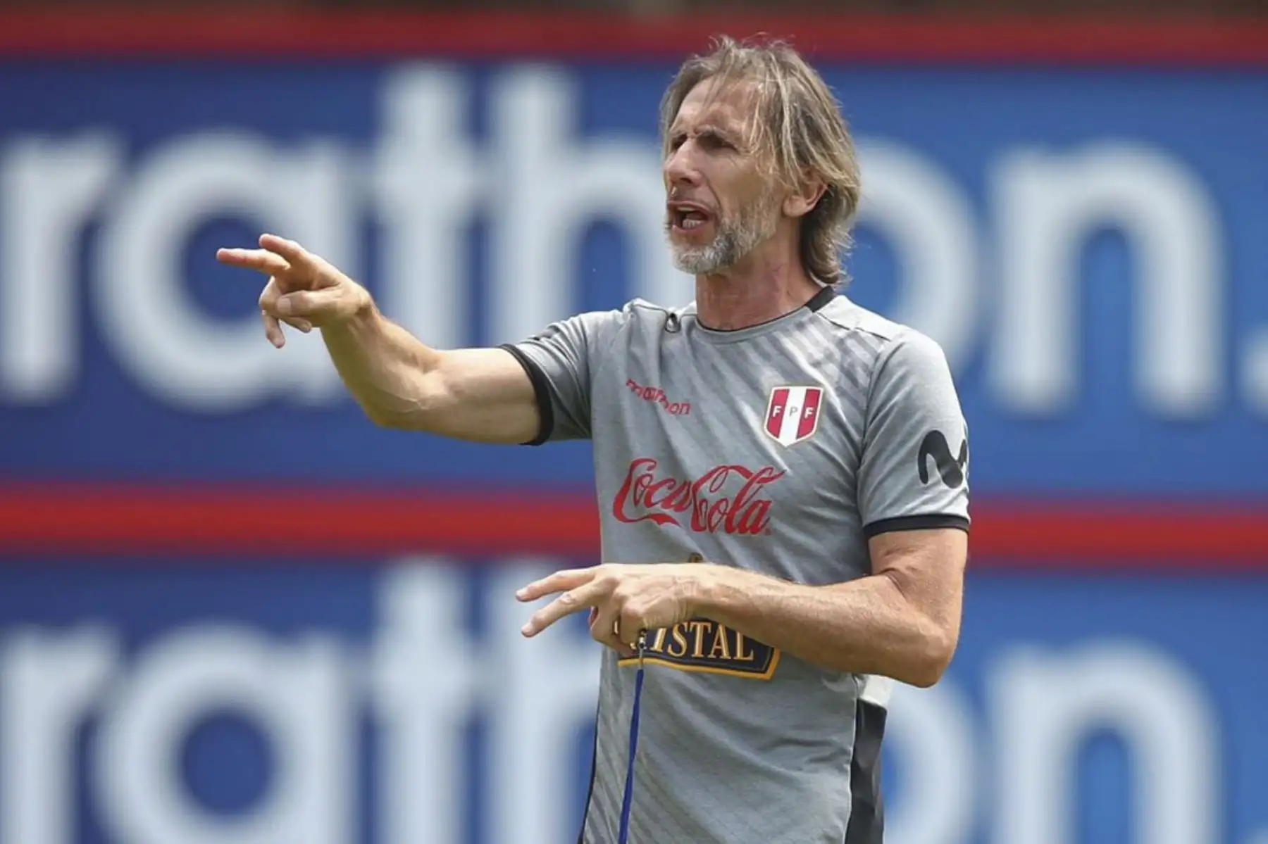 A pocas horas de partir rumbo a la ciudad de Medellín, para enfrentar el viernes 28 de enero a Colombia, el técnico Ricardo Gareca comandó el último entrenamiento de la selección en el que comenzó a bosquejar su oncena que saltará al gramado del Estadio Metropolitano. Foto: FPF