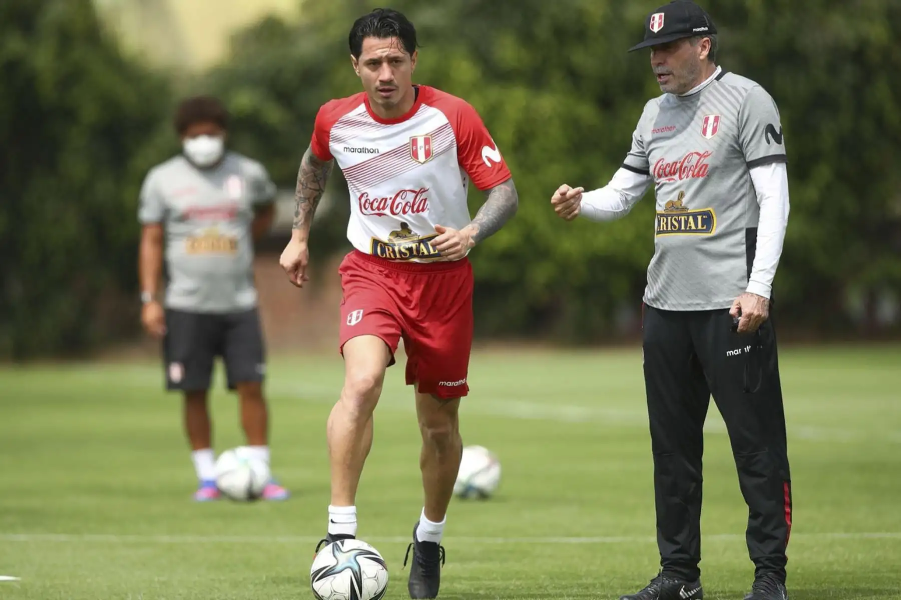 Gianluca Lapadula domina el balón durante el último entrenamiento de la Selección Peruana de Fútbol en la Videna antes de su enfrentamiento contra la selección nacional de Colombia. Según por lo visto en los trabajos en la Villa Deportiva Nacional (Videna), Gareca seguirá apostando por el equipo con el que viene afrontando las últimas fechas de eliminatorias. Foto: FPF