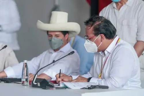 Ministro de Comercio Exterior y Turismo, Roberto Sánchez, firma el documento del TLC entre la Alianza del Pacífico y Singapur. Foto: Cortesía.