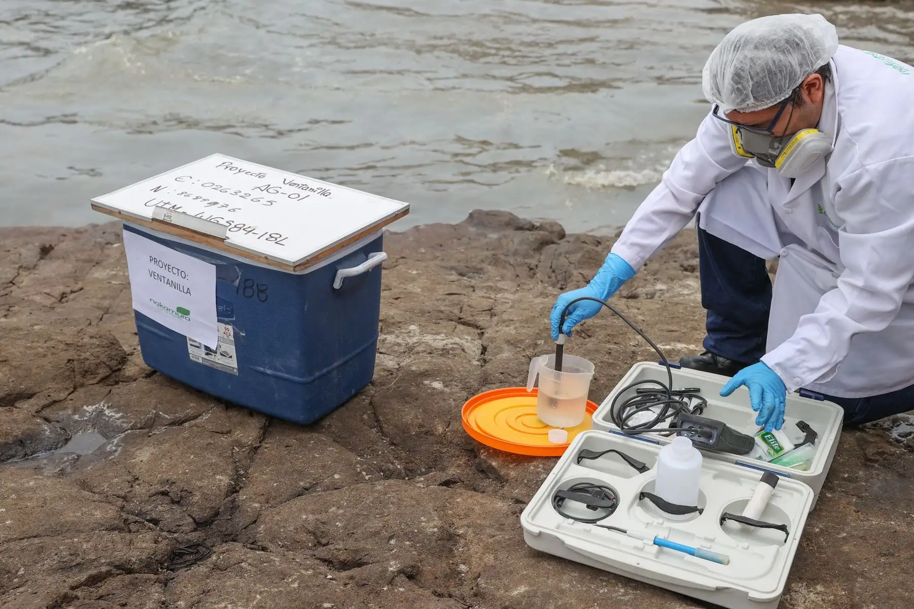 En la playa Cavero, la más perjudicada por el derrame de petróleo, trabaja un equipo de investigadores que toma muestra del agua en campo, son de la empresa Ecology y Nakamura Consultores, en apoyo a la Fiscalía Ambiental.Foto: ANDINA/Andrés Valle