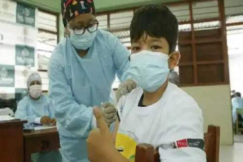 En un ambiente de algarabía propiciado por las brigadas de salud, se abrieron las puertas del citado colegio para recibir a cientos de niños y niñas acompañados por sus padres.