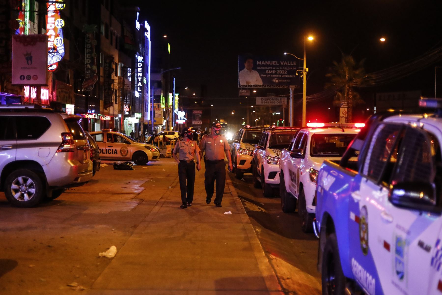 Policía resguarda la avenida Tomás Valle durante el último día del Toque de queda de 11 p.m. a 4:00 a.m. en Lima y Callao. Foto: ANDINA/Renato Pajuelo