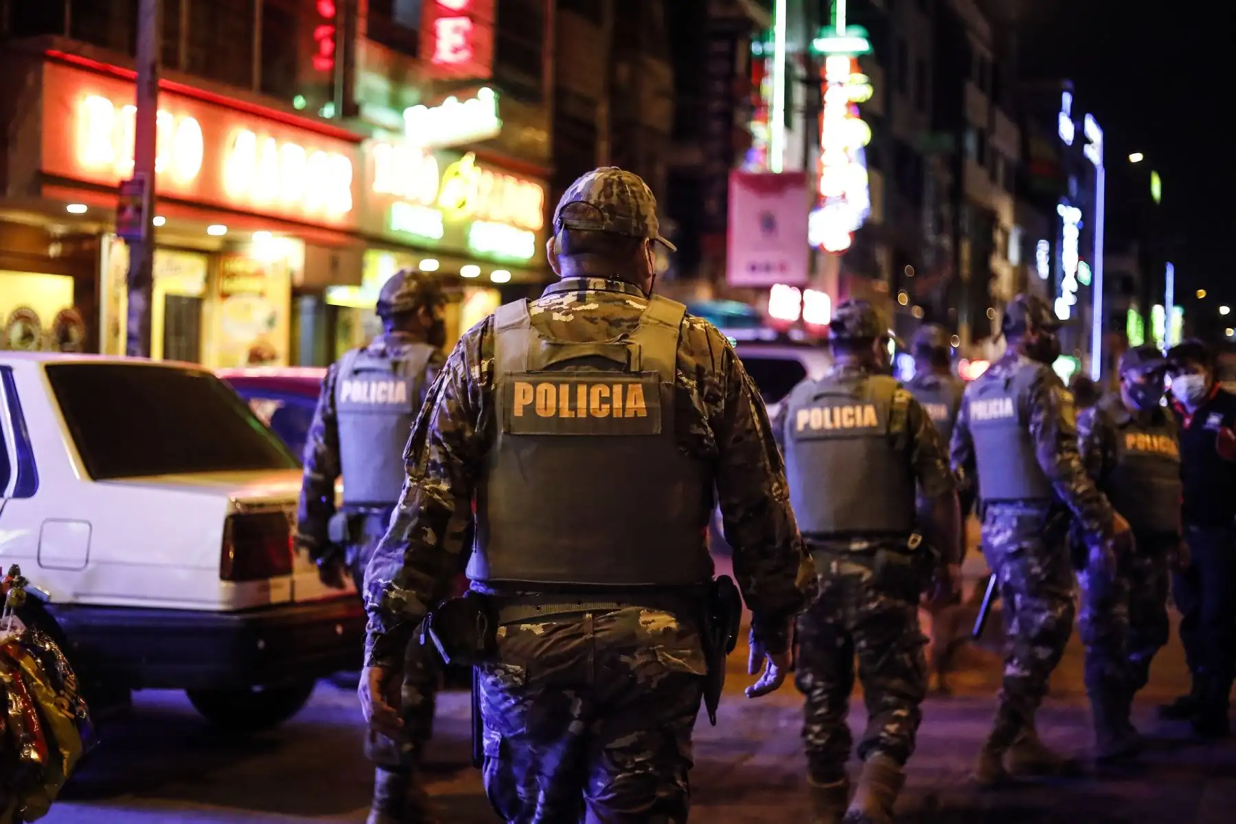 Así luce la avenida Tomás Valle durante el último día del Toque de queda, que rige 11 p.m. a 4:00 a.m., en Lima y Callao. Efectivos de la Policía Nacional patrullan la zona. Foto: ANDINA/Renato Pajuelo