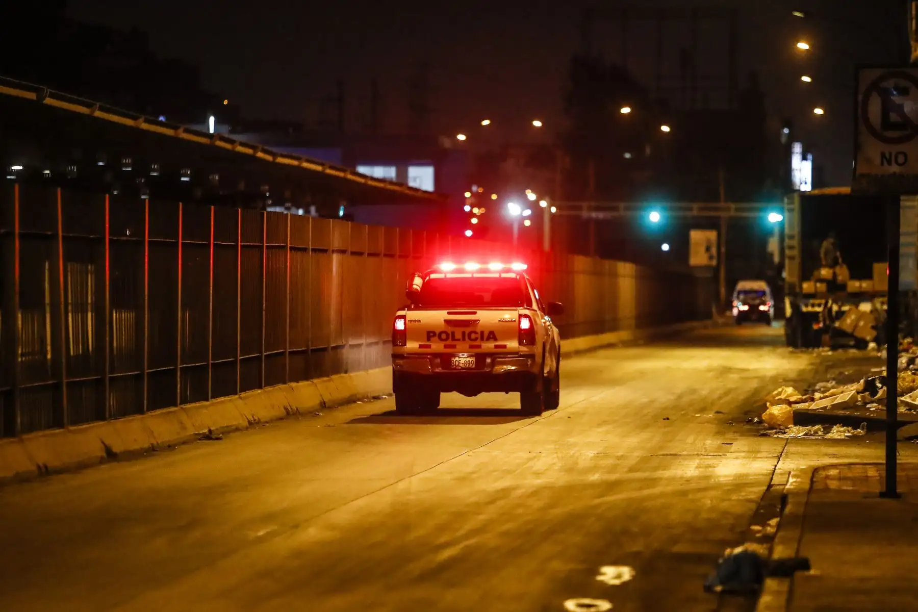 Alrededores de la Estación Naranjal del Metropolitano, durante el último día del Toque de queda, que rige de 11 p.m. a 4:00 a.m. en Lima y Callao. Policía resguarda la zona. Foto: ANDINA/Renato Pajuelo