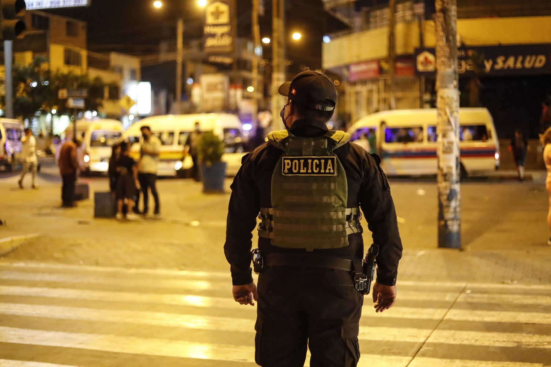 Un efectivo policial resguarda los alrededores de la Estación Naranjal del Metropolitano, durante el Toque de queda, que rige de 11 p.m. a 4:00 a.m en Lima y Callao. Foto: ANDINA/Renato Pajuelo
