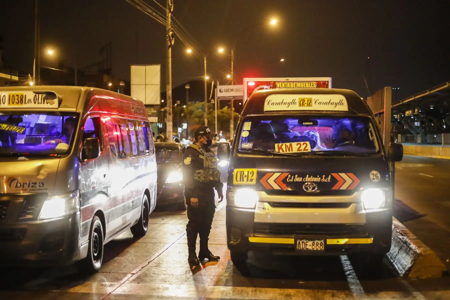 Un efectivo policial resguarda inspecciona el transporte público en las inmediaciones de la Estación Naranjal del Metropolitano. Foto: ANDINA/Renato Pajuelo