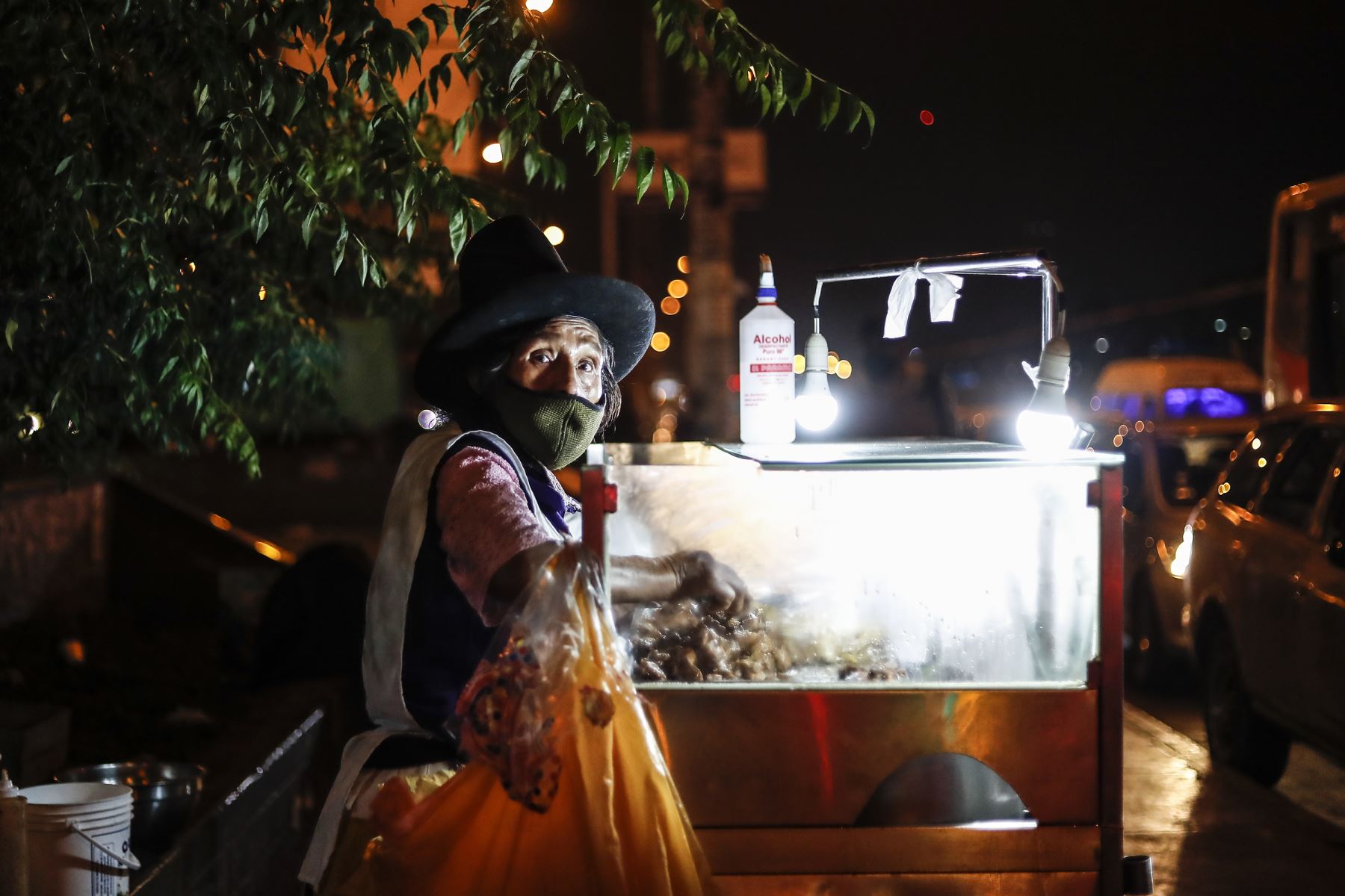 Una vendedora ambulante trabaja hasta altas horas de la noche cerca a la Estación Naranjal del Metropolitano. Foto: ANDINA/Renato Pajuelo