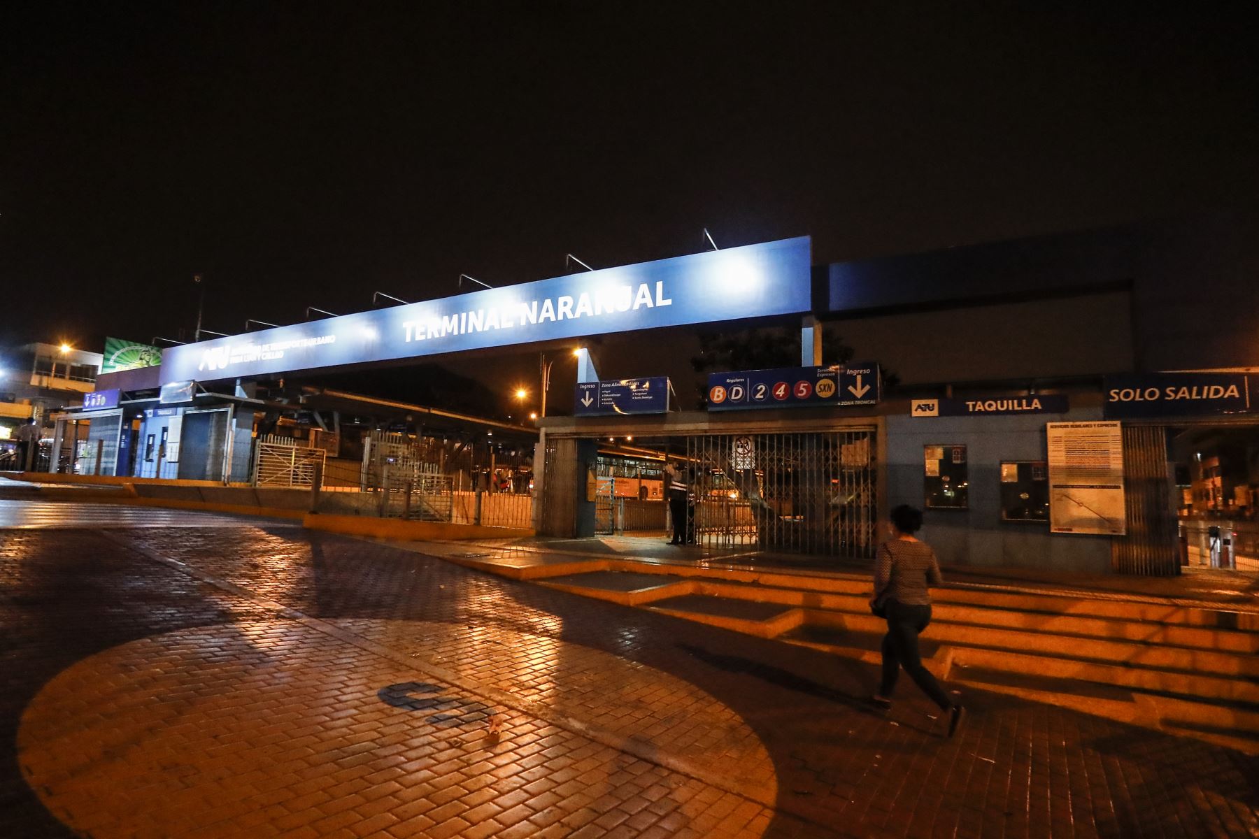 Así luce la Estación Naranjal del Metropolitano, durante el último día del Toque de queda, que rige de 11:00 p.m. a 4:00 a.m. Foto: ANDINA/Renato Pajuelo