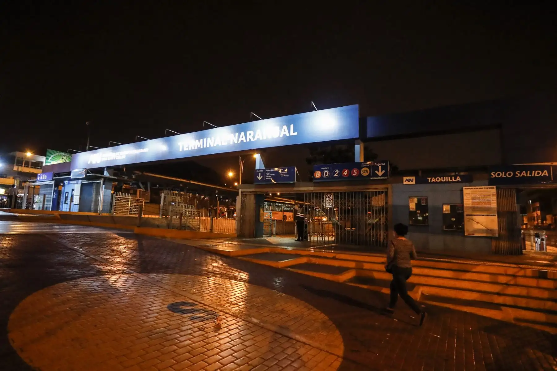 Así luce la Estación Naranjal del Metropolitano, durante el último día del Toque de queda, que rige de 11:00 p.m. a 4:00 a.m. Foto: ANDINA/Renato Pajuelo