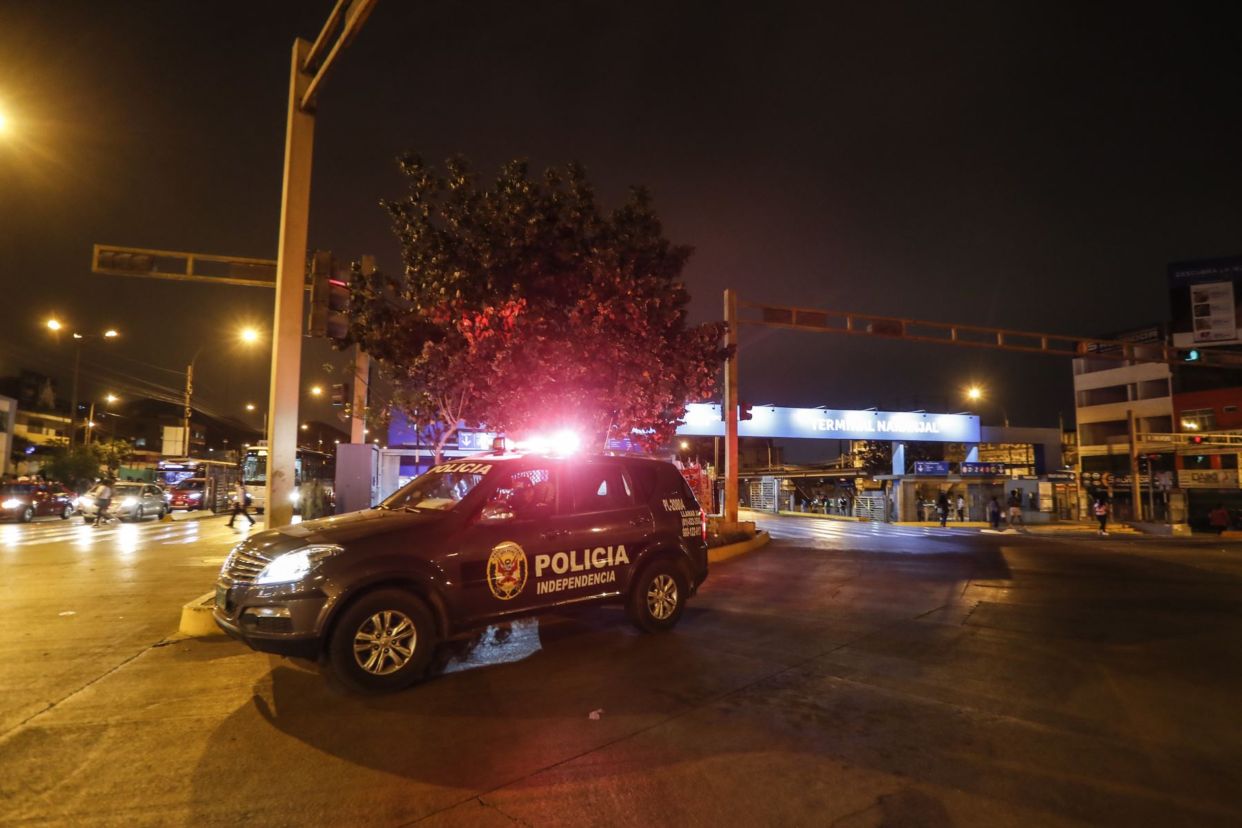 Un patrullero resguarda los alrededores de la Estación Naranjal del Metropolitano, durante el Toque de queda, que rige 11 p.m. a 4:00 a.m. Foto: ANDINA/Renato Pajuelo