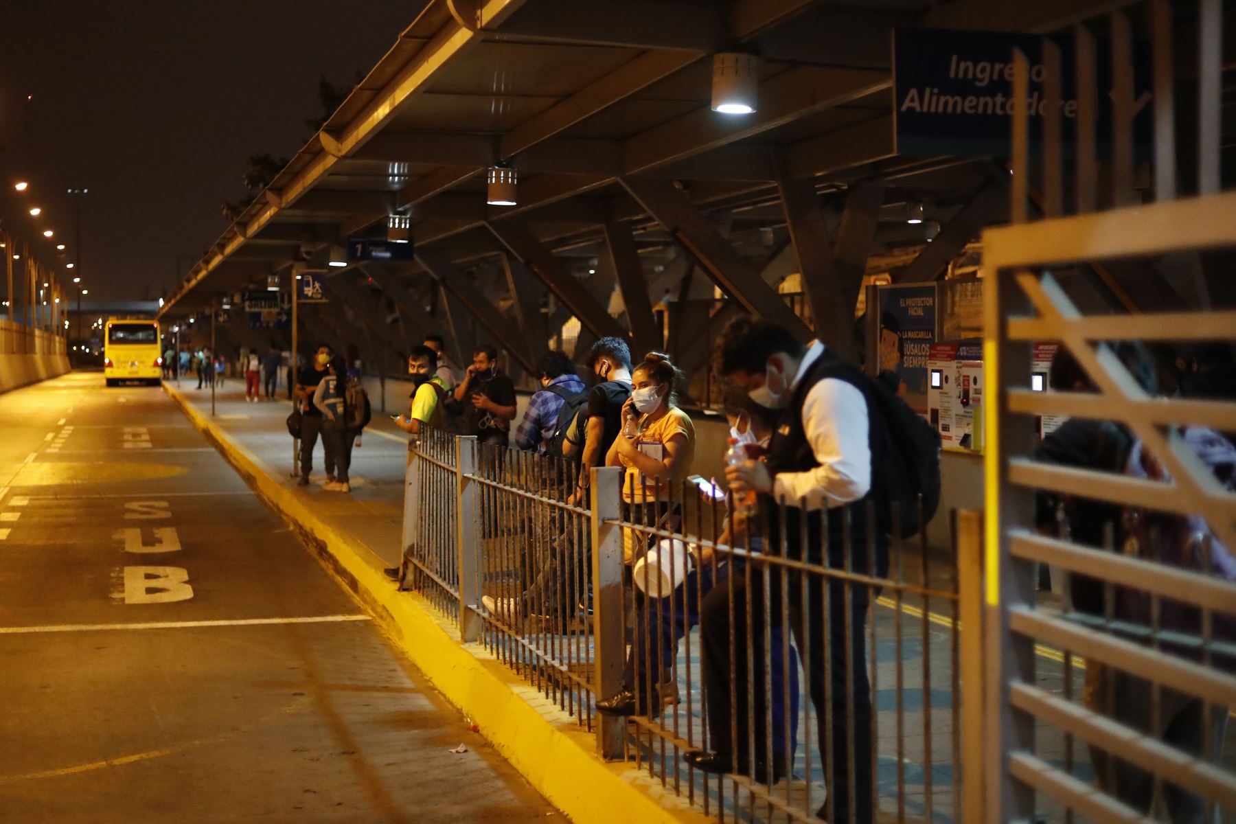 Pasajeros del Metropolitano esperan en el paradero de la Estación Naranjal para abordar un bus durante el inicio del Toque de queda. Foto: ANDINA/Renato Pajuelo