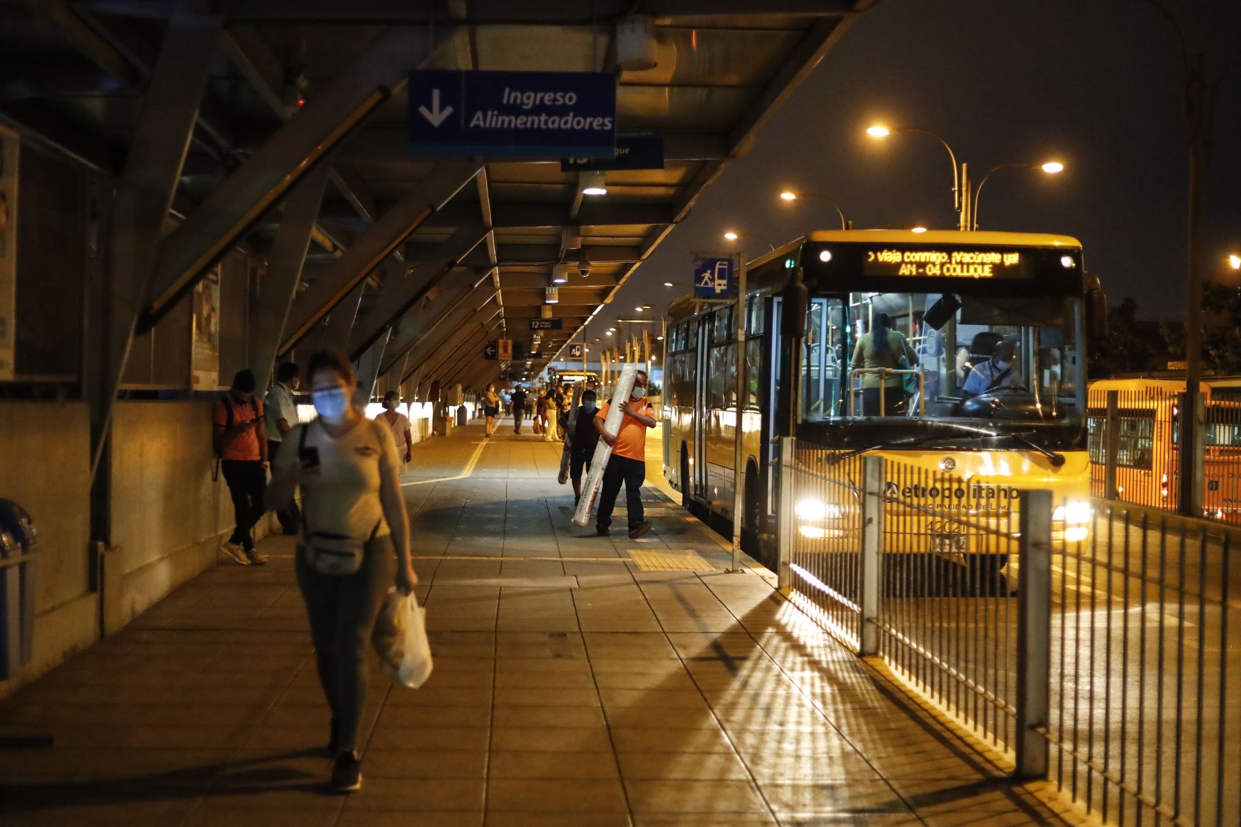 Pasajeros abordan los últimos buses del Metropolitano mientras inicia el último día del el Toque de queda que rige en Lima y Callao. Foto: ANDINA/Renato Pajuelo