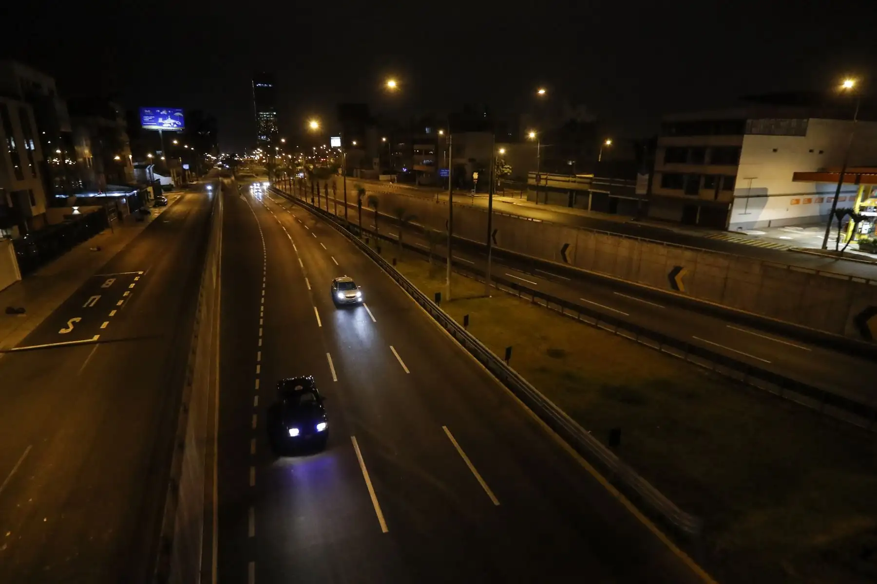 Así luce la avenida Javier Prado, a la altura de la Av. Rosa Toro, durante el último día del Toque de queda de 11 p.m. a 4:00 a.m. Foto: ANDINA/Renato Pajuelo