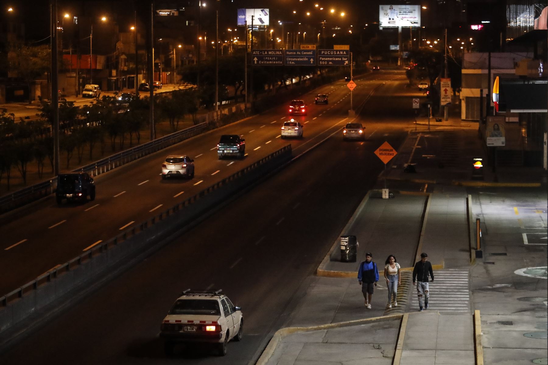 Así luce la avenida Javier Prado a la altura de la Av. Rosa Toro, durante el último día del Toque de queda, de 11:00 p.m. a 4:00 a.m. en Lima y Callao. Foto: ANDINA/Renato Pajuelo