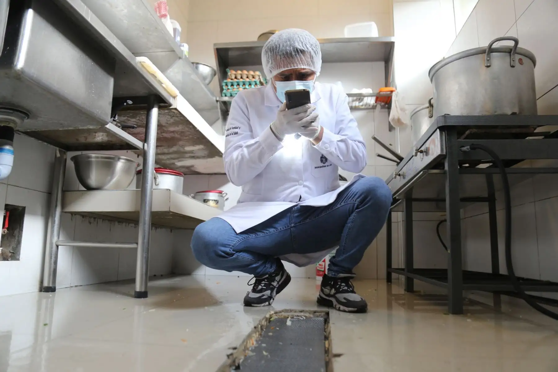 En una cebichería situada en la cuadra 3 del Jr. Camaná se encontró moho en las paredes, así como grasa en las escaleras y en un espacio habilitado para los trabajadores. En tanto que en una pollería ubicada en la cuadra 19 de la Av. Garcilaso de la Vega se hallaron deficiencias en el área del desagüe. Foto: ANDINA/ Municipalidad de Lima