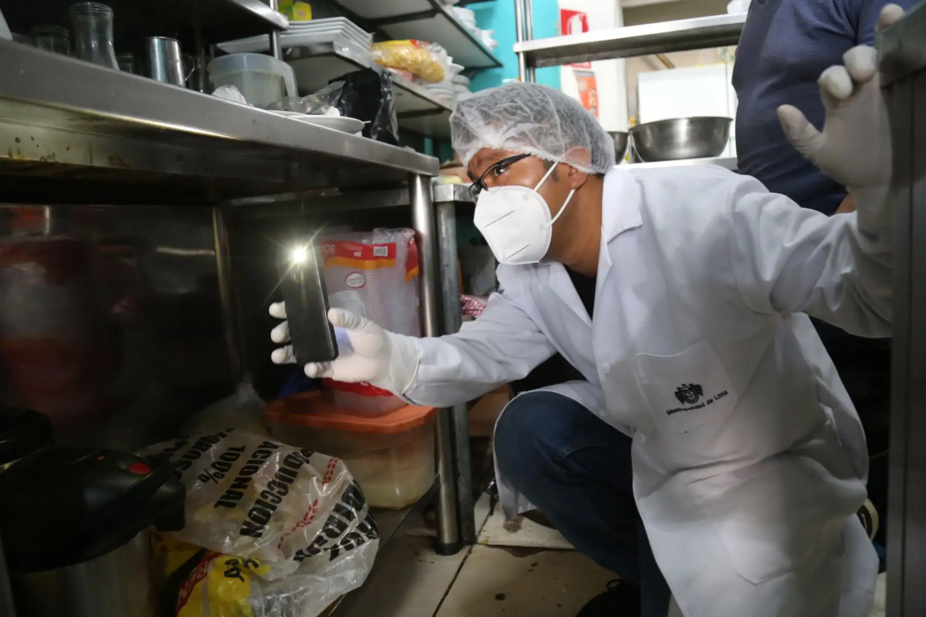Un equipo conformado por fiscalizadores y personal del Cuerpo de Vigilancia Sanitaria inspeccionó cinco restaurantes; en dos de ellos se hallaron insectos y roedores. Foto: ANDINA/ Municipalidad de Lima