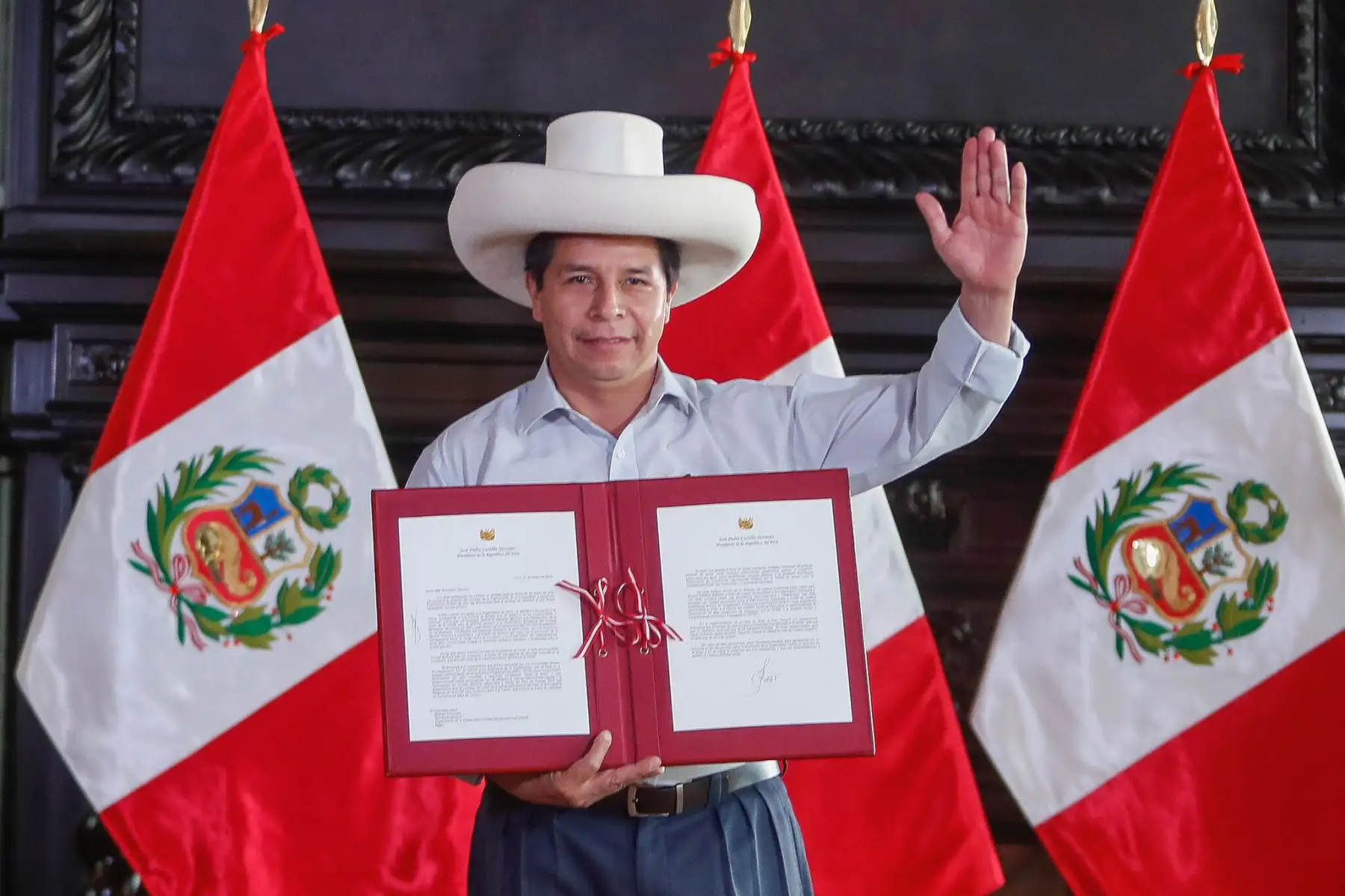 El presidente Pedro Castillo lidera la ceremonia de suscripción de la carta por la cual Perú acepta la invitación para iniciar el proceso de adhesión a la Organización para la Cooperación y el Desarrollo Económicos (OCDE) y convertirse en miembro pleno de esta institución. Foto: ANDINA/Prensa Presidencia.