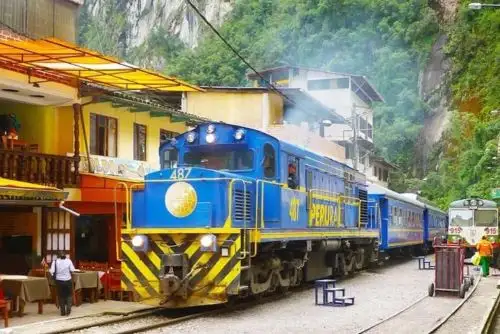 Se espera que los buses que brindarán el servicio turístico Machu Picchu Pueblo a la ciudadela inca sean trasladados en el tren que cubre la Ruta Machu Picchu - Hidroeléctrica. ANDINA/Difusión