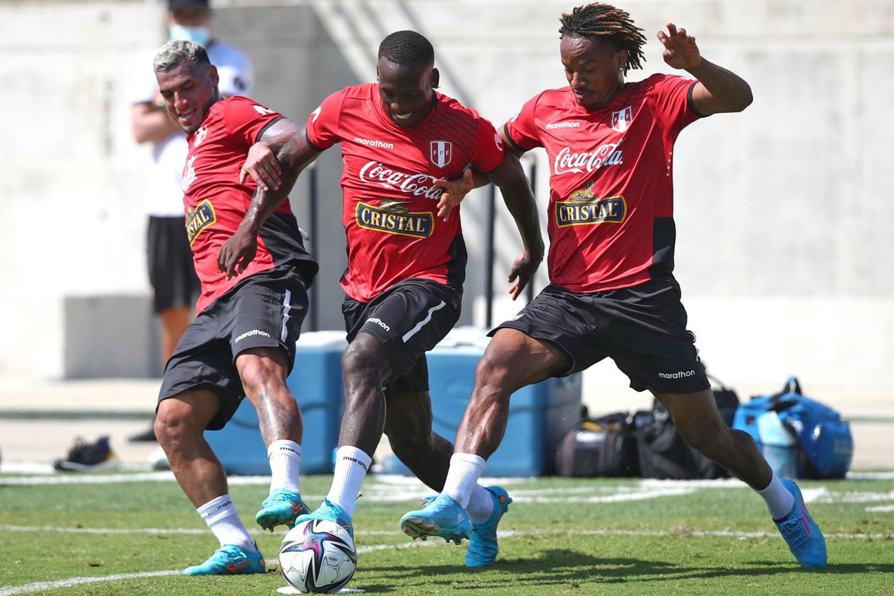 Miguel Trauco, disputa la pelota con Luis Advíncula y André Carrillo, durante el entrenamiento de la selección peruana  en Barranquilla, previo al partido de Colombia. Foto: ANDINA/ FPF
