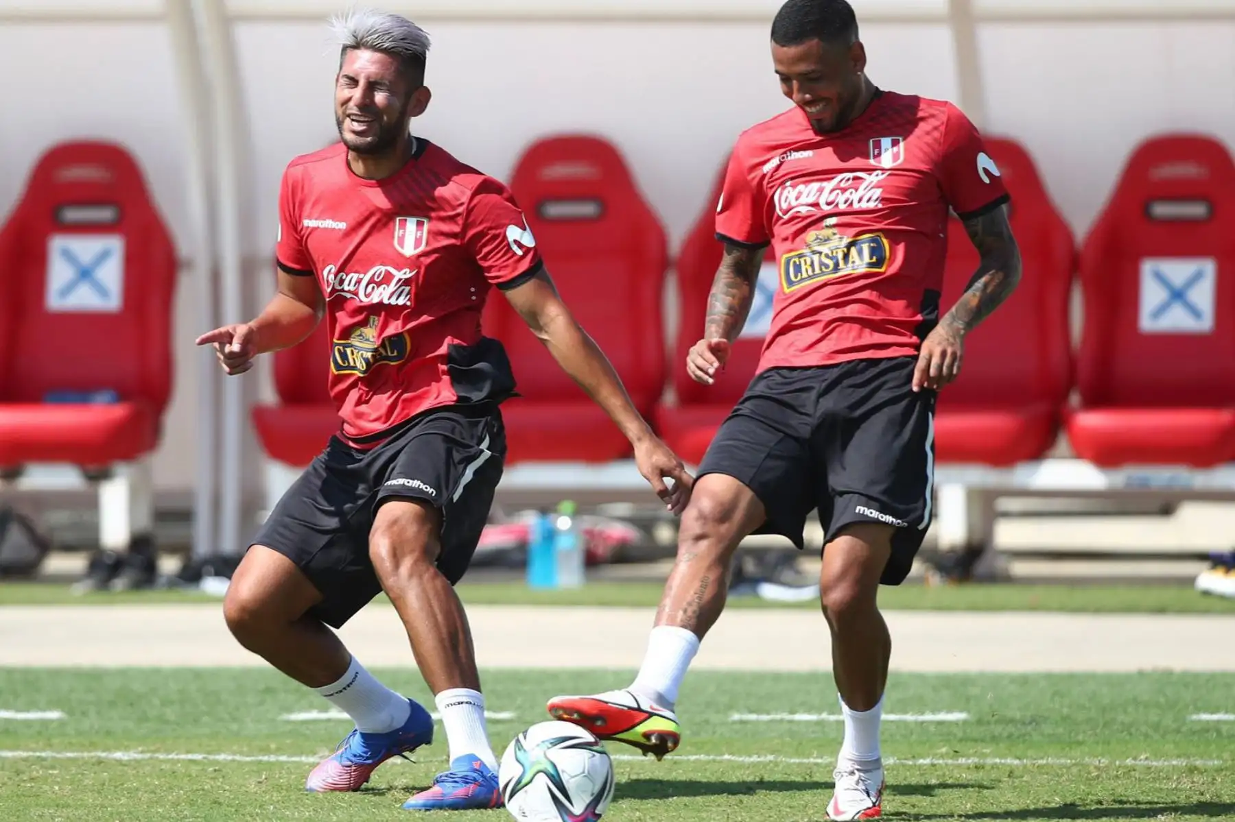 Carlos Zambrano, disputa la pelota con Sergio Peña, durante el entrenamiento de la selección peruana  en Barranquilla, previo al partido de Colombia. Foto: ANDINA/ FPF