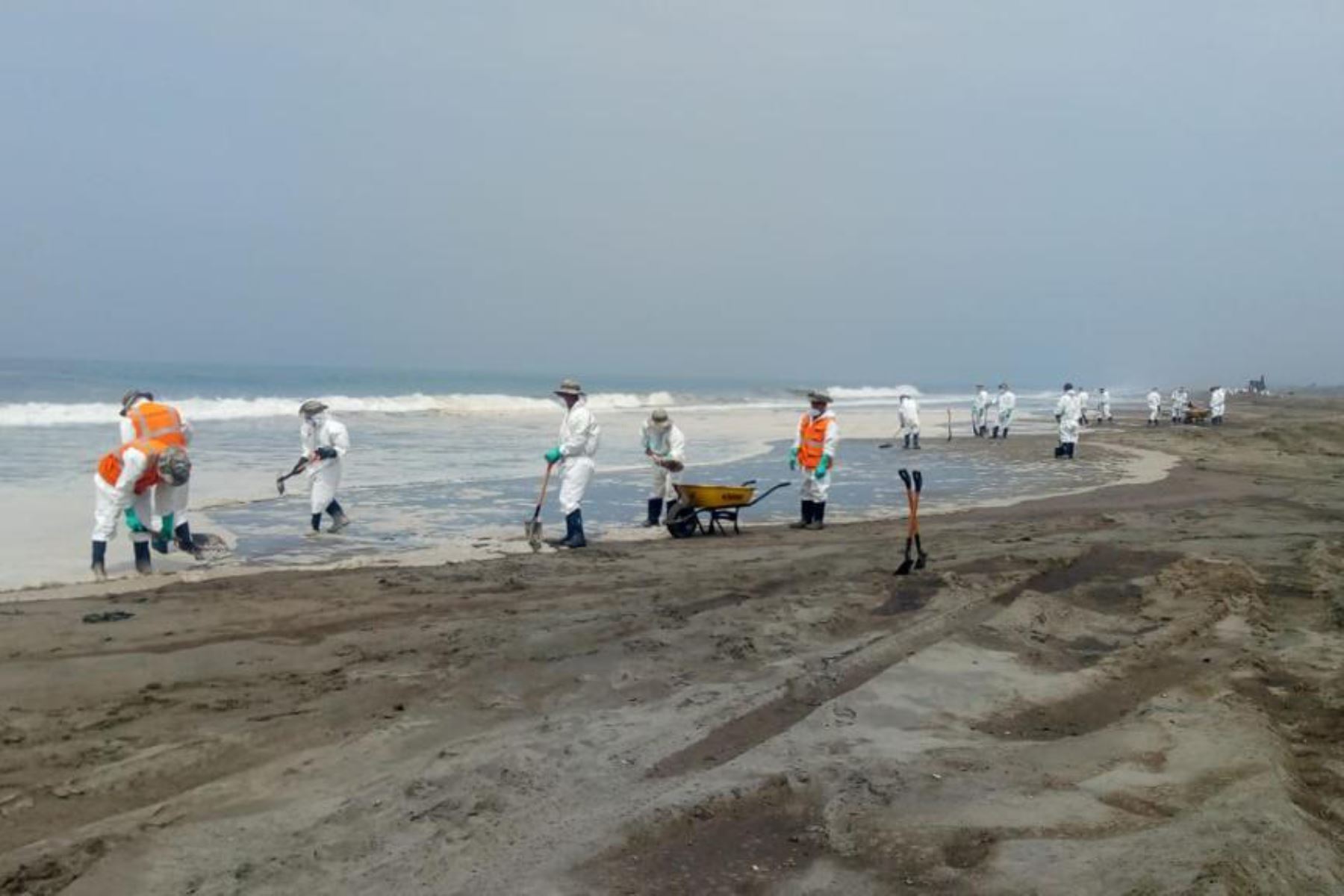 Provincia limeña de Huaura está en alerta y monitoreo permanente por desastre ecológico en el mar a causa del derrame de petróleo. Foto: ANDINA/Difusión.