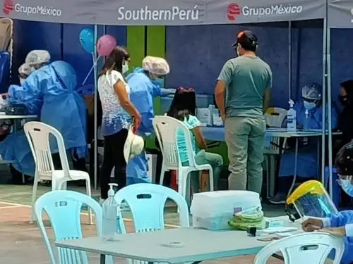 Arequipa inició esta mañana la vacunación contra el covid-19 a niños de 10 y 11 años de edad.