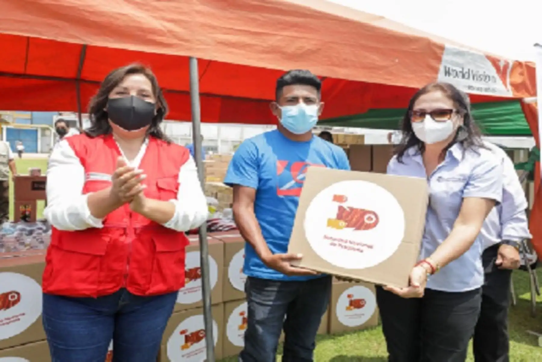 La ministra Dina Boluarte Zegarra y la presidenta de la SNP, Cayetana Aljovín, entregaron, además, 900 packs de emergencia con víveres, a asociaciones de pescadores artesanales de Chancay.
