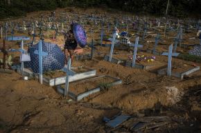 El Ministerio de Salud de Argentina reportó 334 muertes por covid-19 en un día. Foto: AFP