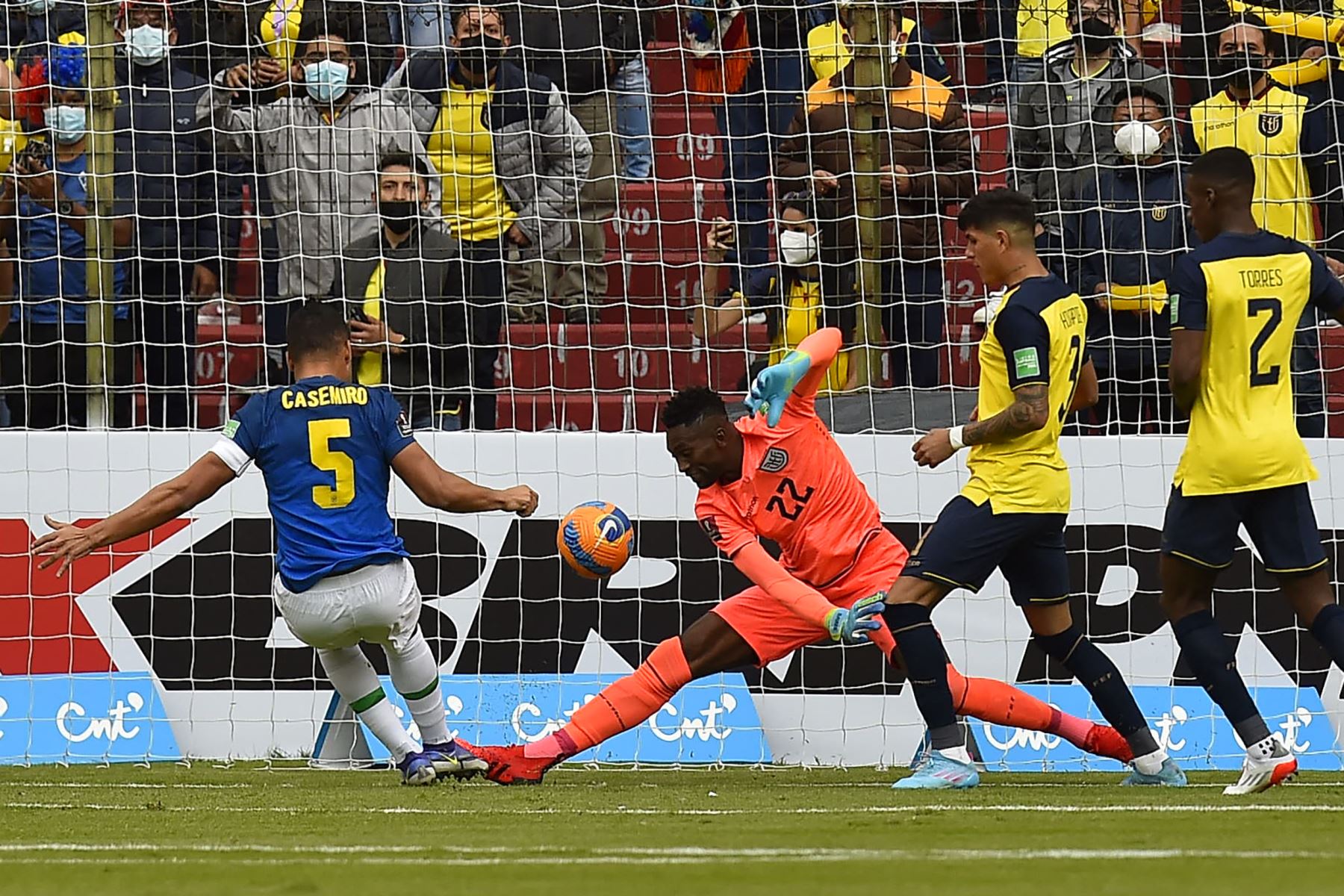 Casemiro de Brasil dispara para anotar un gol contra Ecuador durante el partido por las eliminatorias a Qatar 2022, en el Estadio Rodrigo Paz Delgado, Quito. Foto: AFP
