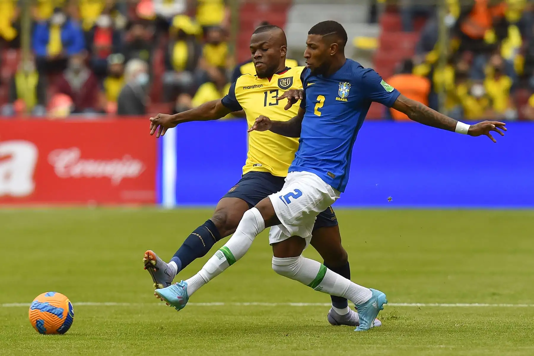 Enner Valencia de Ecuador y Emerson de Brasil compiten por el balón durante partido por la clasificación a Qatar 2022, en el Estadio Rodrigo Paz Delgado, Quito. Foto: AFP