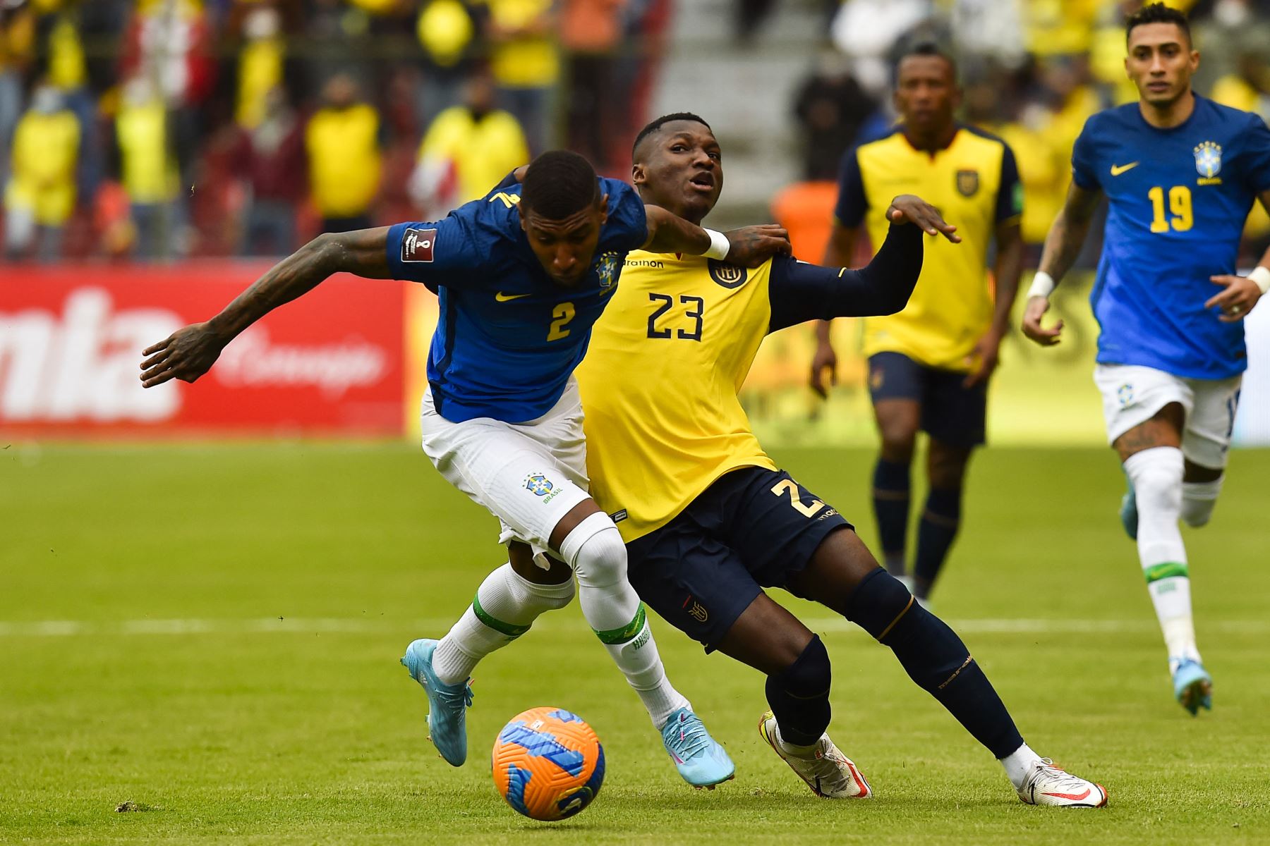 Emerson de Brasil y Moises Caicedo de Ecuador compiten por el balón durante partido de clasificación a  Qatar 2022, en el Estadio Rodrigo Paz Delgado, Quito. Foto: AFP
