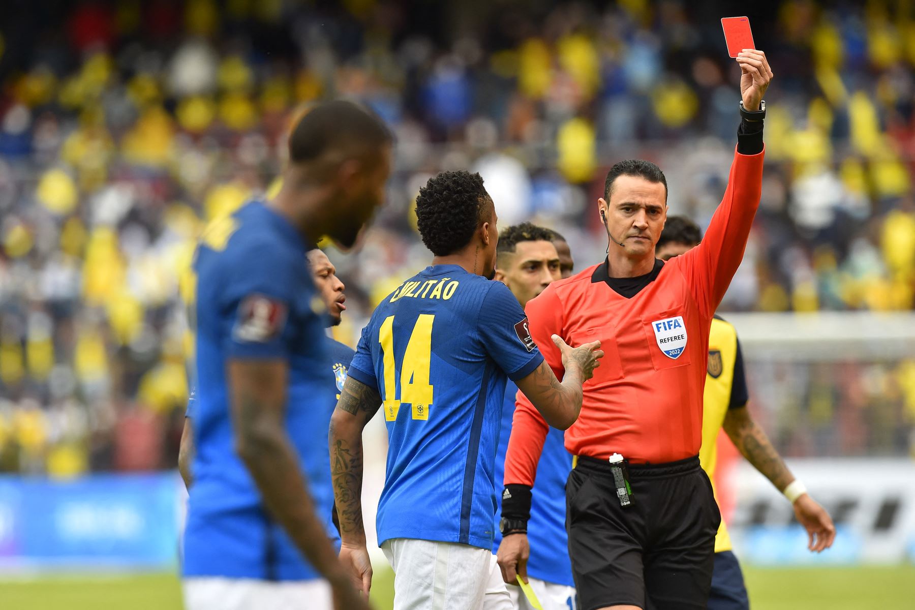 El árbitro colombiano, Wilmar Roldan, muestra la tarjeta roja al brasileño Emerson durante el partido de clasificación a Qatar 2022, en el Estadio Rodrigo Paz Delgado, Quito. Foto: AFP