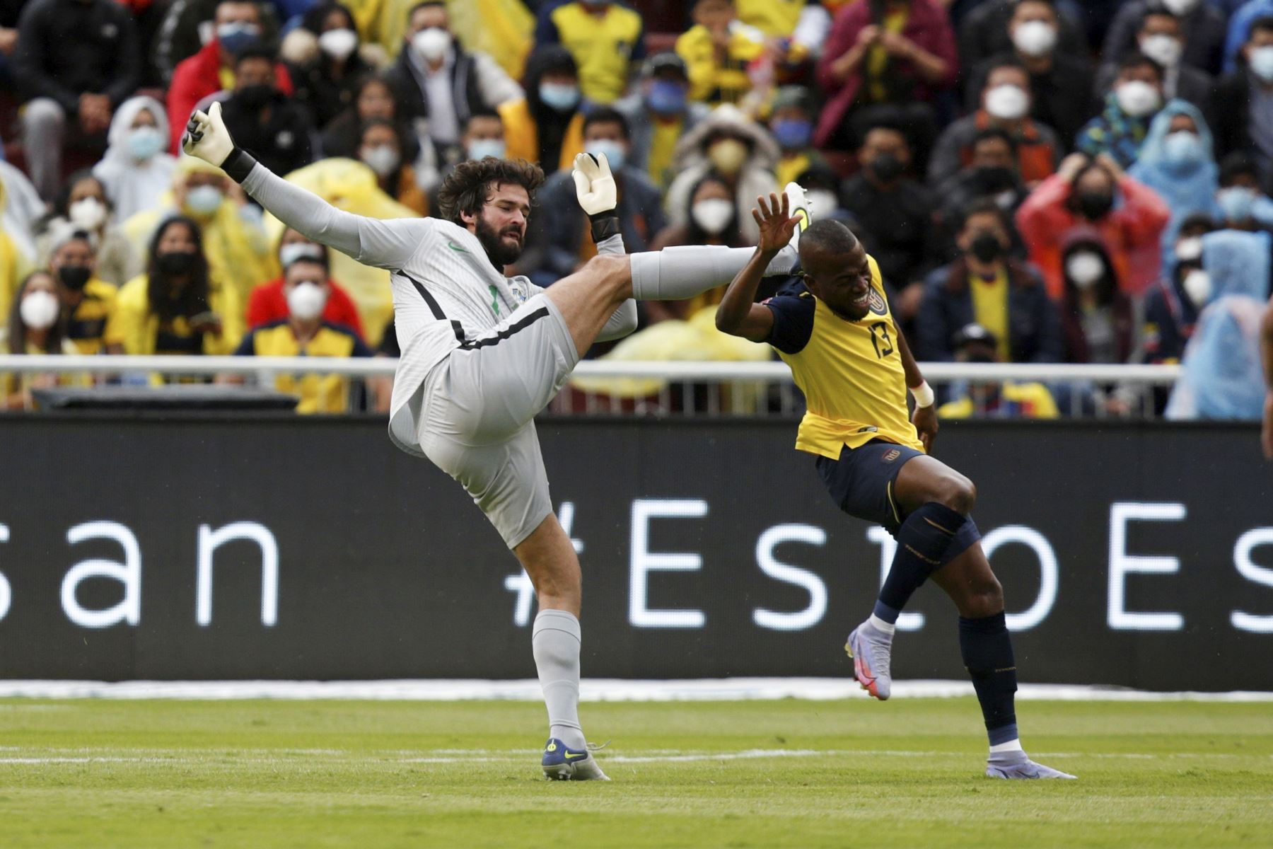Enner Valencia de Ecuador recibe una patada de Alisson de Brasil durante partido de las eliminatorias sudamericanas para el Mundial de Catar 2022, en el Estadio Rodrigo Paz Delgado, en Quito. Foto: EFE