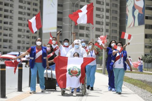 Pacientes con covid 19 alentaron a la selección peruana de fútbol con banderazo en Villa Panamericana