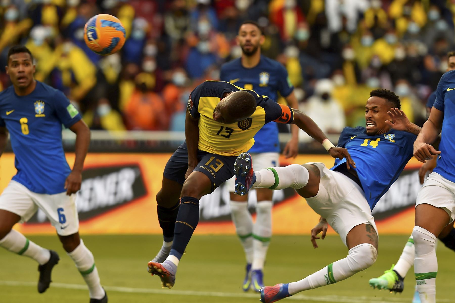 Enner Valencia de Ecuador disputa un balón con Éder Militão de Brasil durante partido de las eliminatorias sudamericanas para el Mundial de Catar 2022, en el Estadio Rodrigo Paz Delgado, en Quito. Foto: EFE