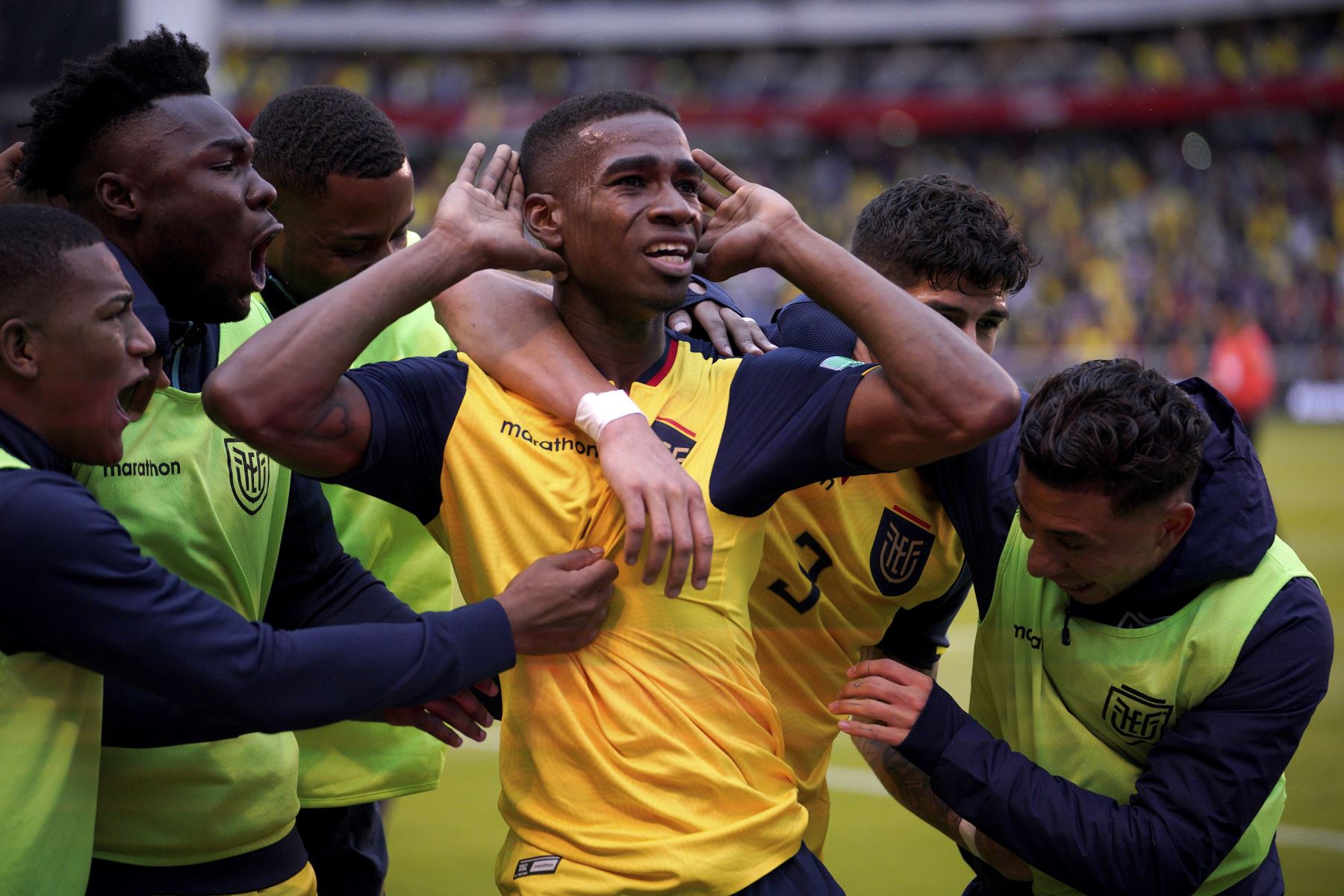 Félix Torres de Ecuador celebra un gol con sus compañeros durante partido frente a Brasil por las eliminatorias a Qatar 2022, en el estadio Rodrigo Paz Delgado, en Quito. Foto: EFE