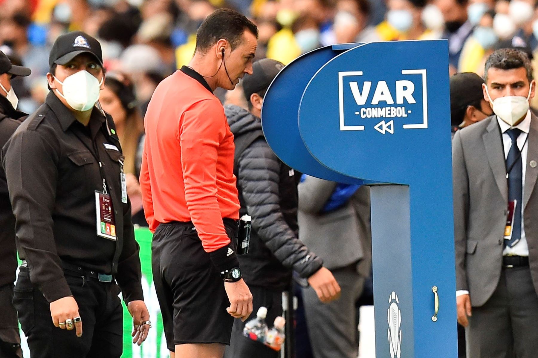 El árbitro colombiano, Wilmar Roldán, revisa el VAR durante partido entre Ecuador y Brasil por las eliminatorias sudamericanas para el Mundial de Catar 2022. Foto: EFE